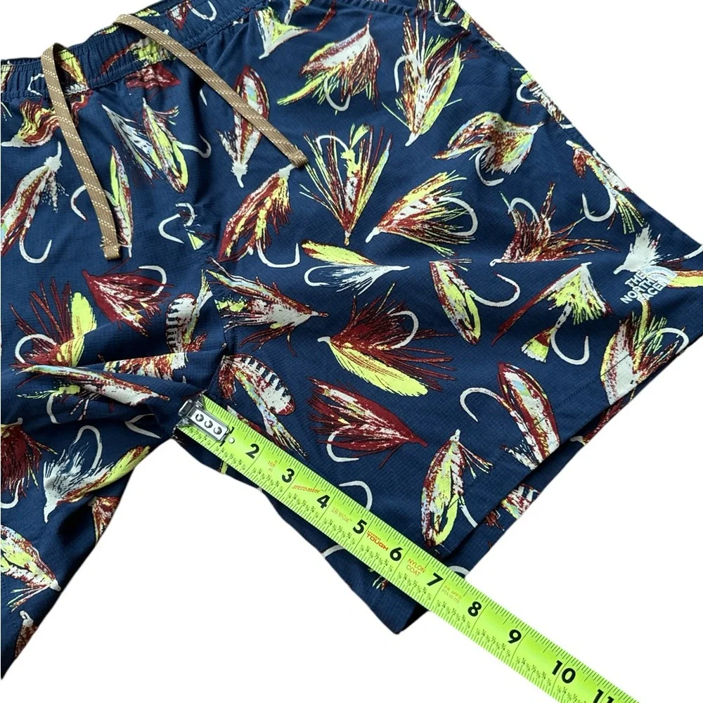 The North Face Men’s Athletic Shorts Size Medium Fishing Lure‎ Logo Shorts